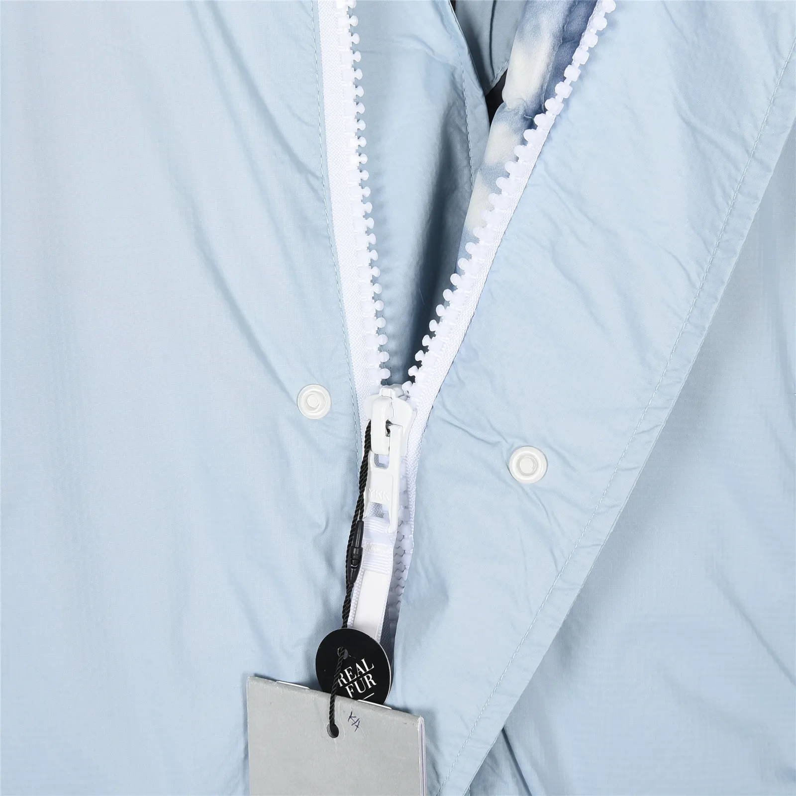 P860 Big Goose 01 Glacial White Label Down Jacket Canada Goose Canada Goose FW21 Chilliwack Series Glacial Haze White Label 01 Pilot Solid Color Hooded Down Jacket Down Jacket Winter Unisex Description: The Chilliwack bomber jacket was originally designed for pilots in uninhabited areas in northern Canada. It is durable, warm and easy to move, which can meet the needs of pilots working in the Arctic waterways. Chilliwack's iconic style remains popular and is a popular jacket from Canada Goose. The Northern Lights capsule collection is reimagined in rich hues inspired by the stunning colors of Canada's north. The Glacial Haze capsule series is improved with an eye-catching and layered color series, giving people the feeling of being caught in the mist around icebergs and glaciers. Material list: 1⃣ Original custom-made double plain 9500-100% nylon nylon fabric 2⃣ Original YKK zipper, not a sub-factory product 3⃣ National standard 80% widely inspected white duck down, (ZP uses 80% white duck down/everything that boasts 90% is fake) Material analysis characteristics: 1⃣ Original factory/9500-100% nylon100% nylon Lurex yarn is actually 100% nylon. Nowadays, there are few pure ones. Most of them are mixed with cotton or polyester. Our top-quality original version is developed in accordance with ZP and uses the same material. 2⃣ As we all know, the original version uses 80% white duck down. The fill power refers to the cubic inches of volume occupied by each ounce (30 grams) of down under certain conditions. If one ounce of down occupies 500 cubic inches, the fill power of the down is 500. So we can simply understand it as: fill power is the volume of down, and the volume of down is fill power. The higher the fill power of down, it means that under the same filling amount, down can fix a larger volume of air layer to keep warm and insulate, so the warmth retention of down is better. Summary: Note: In order to maximize profits during the production process, some businesses add toxic waste silk, 50 velvet, hand-feel velvet, etc. to clothes! But on the outside of the clothes, good fabrics are used. It is said to be 90% white duck down at purchasing agent level, or even more exaggeratedly said to be 90% white goose down, to fool the layman! (You can consult the official Big Goose. All authentic styles are made of white duck down.) I will also teach you a more practical trick: buy an authentic product from Tmall, and at the same time buy a piece of clothing from a merchant you trust, and come back to compare the details. (Tmall offers 7-day no-reason returns and S+ offers 15-day no-reason returns without affecting secondary sales.) ⚠️ Remember, you get what you pay for! Don't be greedy for small gains, or you will suffer big losses! Every customer is welcome to ask questions and we will continue to improve product quality and service! Product color: black, white, dawn blue, mood blue Size: S, M, L, XL, XXL